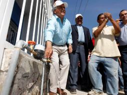 Vecinos festejaron ver caer el líquido que forma parte del programa Todos con Agua. En la imagen el alcalde de Tonalá, Antonio Mateos.  /