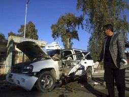 Un oficial de seguridad observa el lugar donde ha explotado una bomba, en Kirkuk, 250 kilómetros al norte de Bagdad. EFE  /