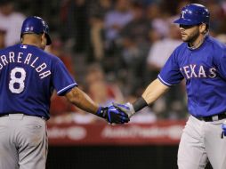 Los Padres adquieren a Kelly, de los Rangers, que reciben a Martínez. AP  /