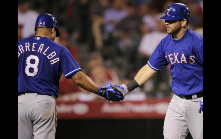 Los Padres adquieren a Kelly, de los Rangers, que reciben a Martínez. AP  /