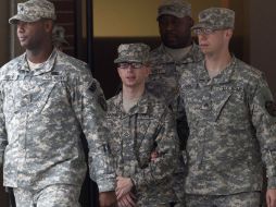 El soldado Bradley Manning (c) es conducido a su audiencia. REUTERS  /