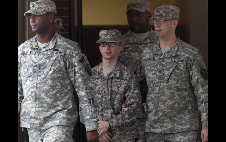 El soldado Bradley Manning (c) es conducido a su audiencia. REUTERS  /