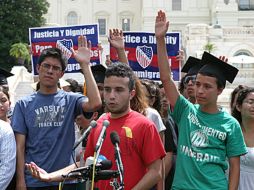 Jóvenes indocumentados solicitan una ley federal que brinde mayores oportunidades educativas. EFE  /