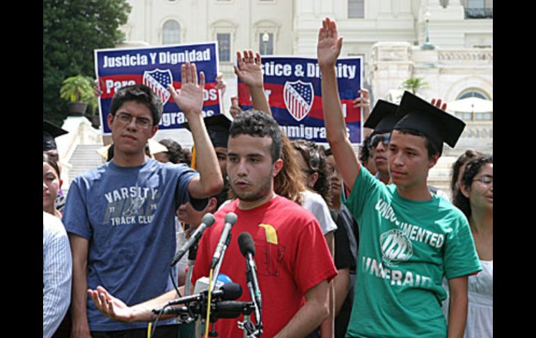 Jóvenes indocumentados solicitan una ley federal que brinde mayores oportunidades educativas. EFE  /