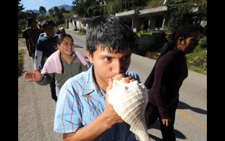 Jóvenes de organizaciones civiles iniciaron esta madrugada una caminata desde San Cristóbal de las Casas hacia San Pedro Chenalho. NTX  /