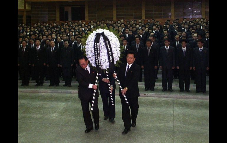 El homenaje al fallecido líder Kim Jong II era un acto de 'protocolo' a solicitud de Corea del Norte. AP  /