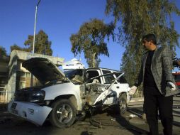 Un oficial de seguridad vigila el lugar donde explotó una bomba, a 250 km al norte de Bagdad. EFE  /