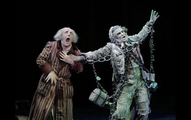 Los actores Raye Birk y Nathaniel Fuller representan a Scrooge y al fantasma de su socio Marley. ESPECIAL  /