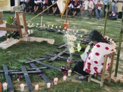 Una familiar de los fallecidos en Acteal en 1997, reflexiona ante la ofrenda en el lugar de los hechos. EL UNIVERSAL  /