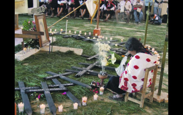 Una familiar de los fallecidos en Acteal en 1997, reflexiona ante la ofrenda en el lugar de los hechos. EL UNIVERSAL  /