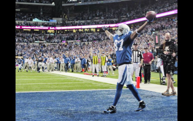 El receptor abierto de Indianápolis, Reggie Wayne, celebra la anotación del touchdown que le dio la victoria a Potros. AP  /