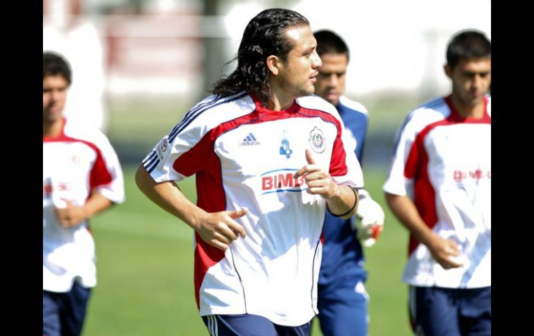 El capitán de Chivas desea quedarse con el equipo por el resto de su carrera. ARCHIVO  /