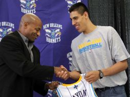 El ''Titán'' (d) eligió a los Hornets debido a su buena relación con Dell Demps (i). AP  /