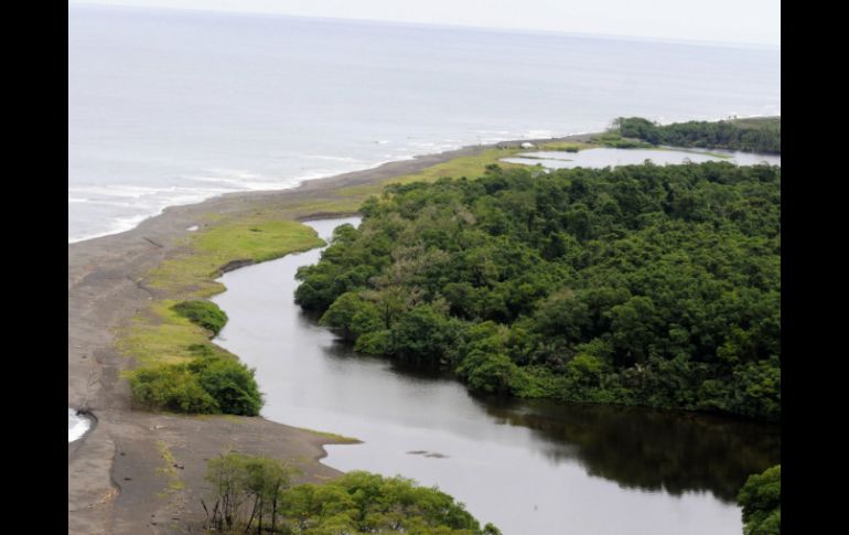 Vista aérea del río San Juan, afluente que marca la línea fronteriza entre Nicaragüa y Costa Rica. EFE  /