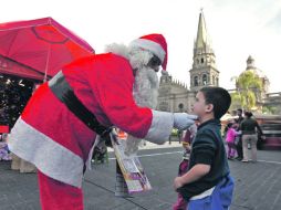 A algunos pequeños les basta con tocar a Santa Claus.  /