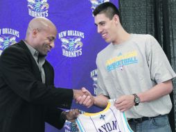 El gerente general de los Hornets de Nueva Orleáns, Dell Demps, le da la bienvenida a Gustavo Ayón. AP  /