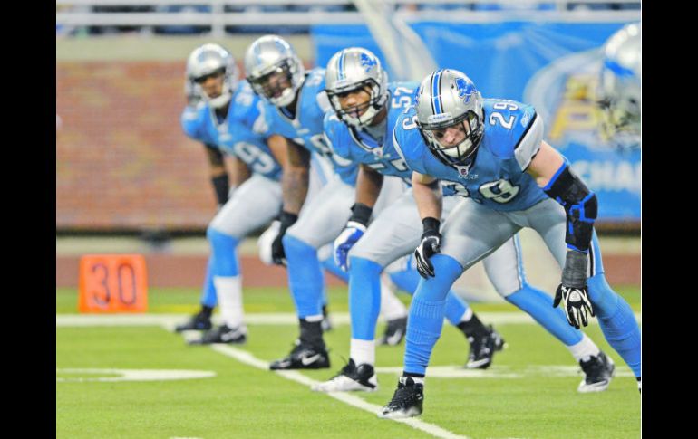 Jugadores de los equipos especiales de los Leones de Detroit se alista para salir a cubrir una patada de despeje. GETTY IMAGES SPORT  /