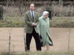 La reina Isabel y su hijo menor, el príncipe Eduardo, abandonan el hospital Papworth en Cambridge. EFE  /