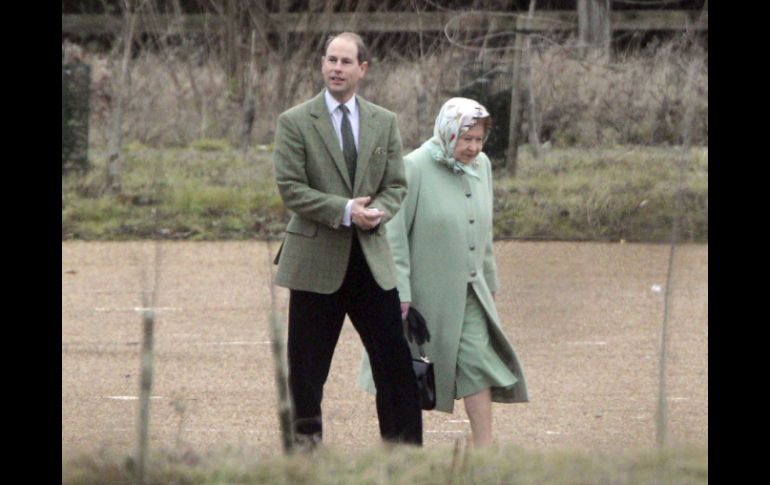 La reina Isabel y su hijo menor, el príncipe Eduardo, abandonan el hospital Papworth en Cambridge. EFE  /