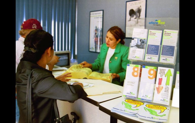 La Consar precisa que algunas Afores ofrecen servicios en ventanilla para los trabajadores independientes. ARCHIVO  /