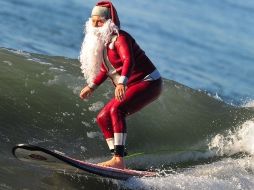 El viejo generoso usa un traje especial que le permite disfrutar de las olas. AFP  /