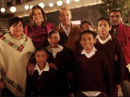 Mensaje Navideño del Presidente Felipe Calderón y su familia, acompañados por niños y niñas de distintos albergues. ESPECIAL  /