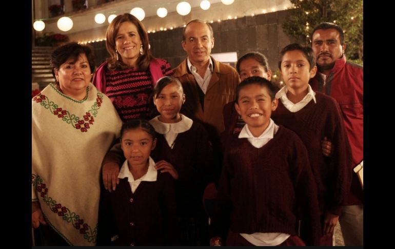 Mensaje Navideño del Presidente Felipe Calderón y su familia, acompañados por niños y niñas de distintos albergues. ESPECIAL  /