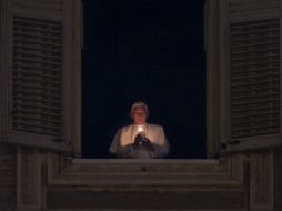 Hace unas horas, El Papa Benedicto XVI encendió una 'candela de la paz', como inicio de las celebraciones de Navidad. EFE  /