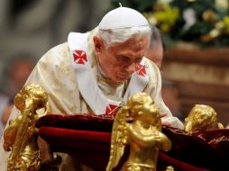 En su plegaria, Benedicto XVI pidió también que se detenga la violencia que lastima al mundo. EFE  /