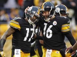 El quarterback Charlie Batch (16) y el receptor Mike Wallace (17) celebran una recepción de pase largo de los Acereros. REUTERS  /