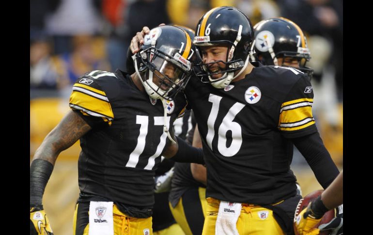 El quarterback Charlie Batch (16) y el receptor Mike Wallace (17) celebran una recepción de pase largo de los Acereros. REUTERS  /