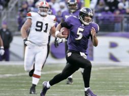 El quarterback Joe Flacco y Brian Schaefring (91), de los Cafés. AP  /