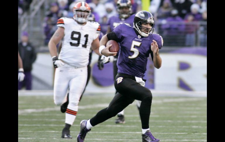 El quarterback Joe Flacco y Brian Schaefring (91), de los Cafés. AP  /