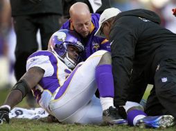 Adrian Peterson (28) es ayudado por paramedicos, luego de lesionarse la rodilla. AP  /