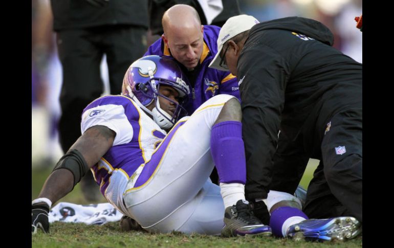 Adrian Peterson (28) es ayudado por paramedicos, luego de lesionarse la rodilla. AP  /