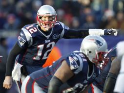 El quarterback de los Patriotas, Tom Brady (12), grita la línea de golpeo. AP  /