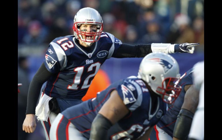 El quarterback de los Patriotas, Tom Brady (12), grita la línea de golpeo. AP  /