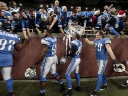 Los jugadores celebran con los aficionados tras la victoria sobre San Diego. AP  /