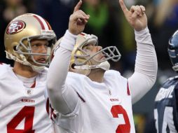 Akers festeja después de patear un gol de campo contra los Halcones Marinos. Tras él, Andy Lee. AP  /