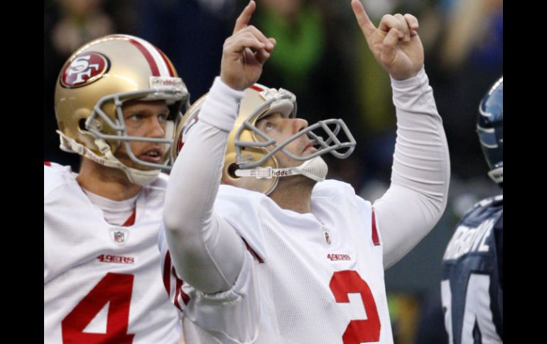 Akers festeja después de patear un gol de campo contra los Halcones Marinos. Tras él, Andy Lee. AP  /