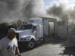 Vehículos propiedad de la famosa banda mexicana El Recodo son evacuados de sus bodegas. EFE  /