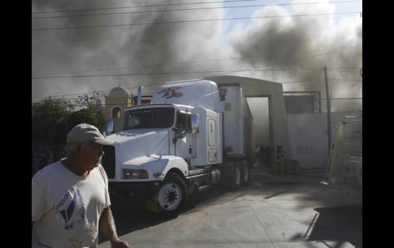 Vehículos propiedad de la famosa banda mexicana El Recodo son evacuados de sus bodegas. EFE  /