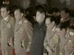 Altos oficiales militares acompañan a Kim Jong-un en las imágenes grabadas por la TV. AP  /