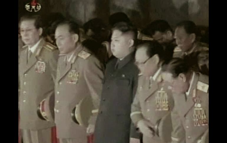 Altos oficiales militares acompañan a Kim Jong-un en las imágenes grabadas por la TV. AP  /