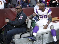 Peterson tuvo que ser ayudado a salir del campo de juego. AP  /