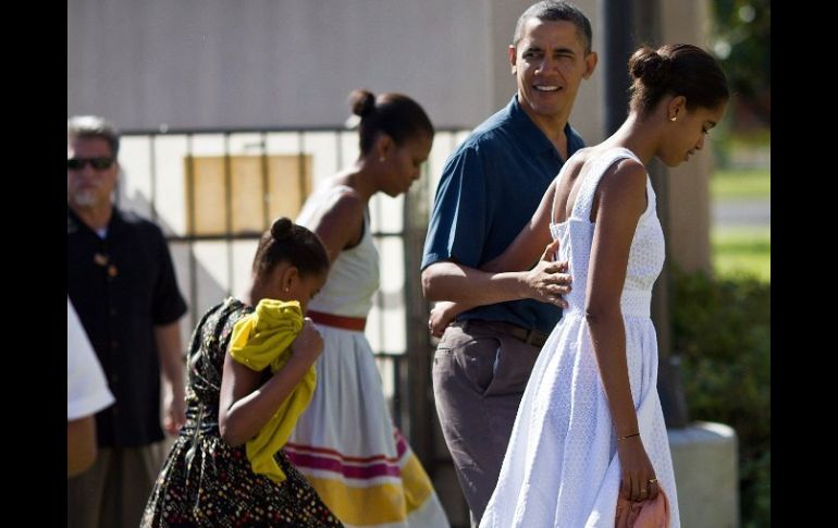 Barack Obama y su familia fueron a la  capilla de la base de Kaneohe después de cantar villancicos. EFE  /