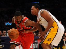 Watson de los Toros de Chicago disputa el balón con Andrew Goudelock de los Lakers. AFP  /