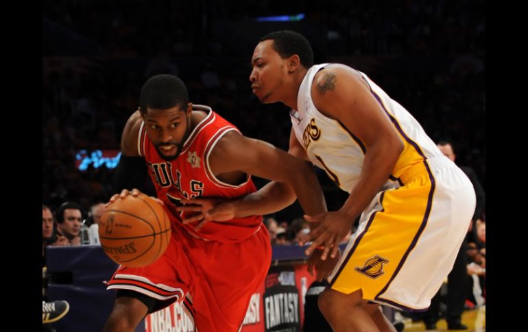 Watson de los Toros de Chicago disputa el balón con Andrew Goudelock de los Lakers. AFP  /