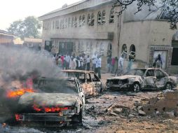 Decenas de nigerianos ven cómo un coche se incendia fuera de la iglesia Santa Teresa Católica en Madalla. REUTERS  /