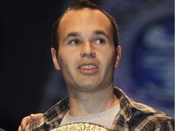 El centrocampista del FC Barcelona Andrés Iniesta tras recoger el galardón dentro de la Gala del Deporte de Albacete. EFE  /